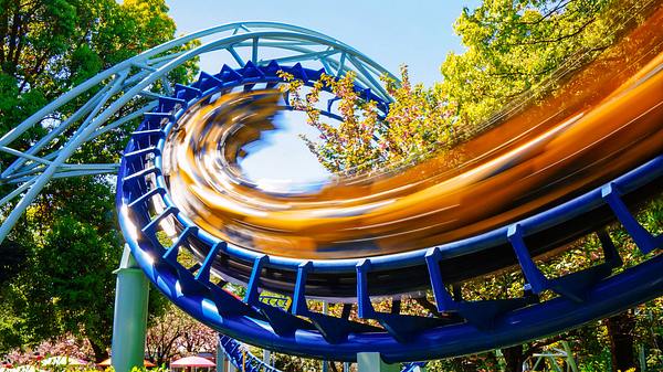 Fahrgeschäft Achterbahn - Foto: iStock / kuri2000