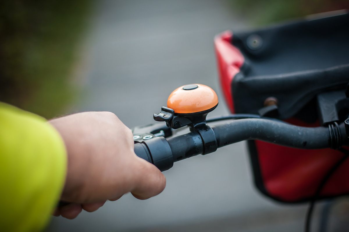 Jemand hat an seinem Fahrrad eine Lenkertasche befestigt