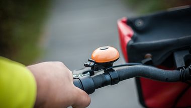 Jemand hat an seinem Fahrrad eine Lenkertasche befestigt - Foto: iStock/Helmut-Seisenberger