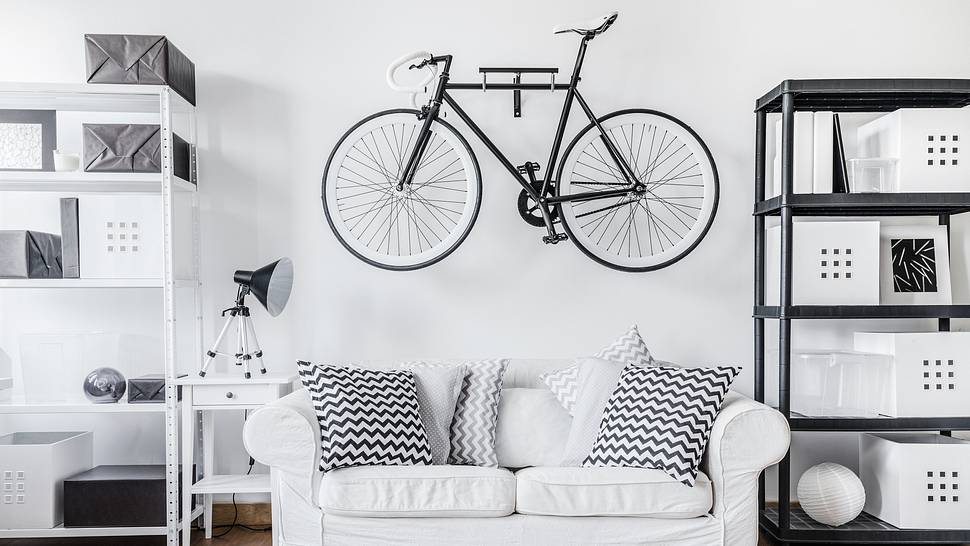 Zimmer mit Fahrrad an der Wand - Foto: iStock / KatarzynaBialasiewicz