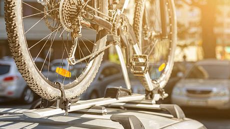 Fahrrad-Dachträger für einen sicheren Transport - Foto: iStock/Kyryl Gorlov