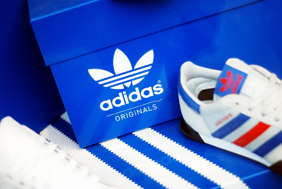 Falsche Fakten!? Adidas-Chef kontert Shitstorm Blauer Schuhkarton mit Adidas-Logo
