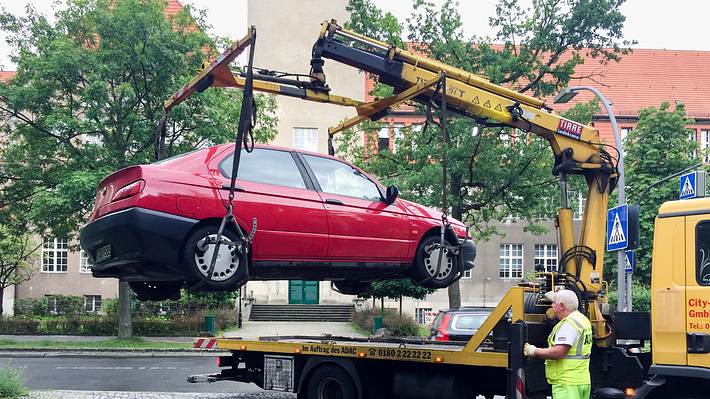 Falschparker wird abgeschleppt - Foto: iStock / fotografixx