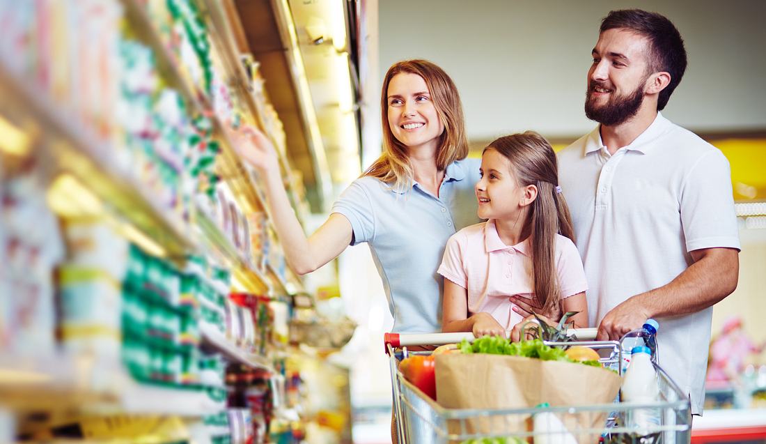 Familie im Supermarkt Familie im Supermarkt