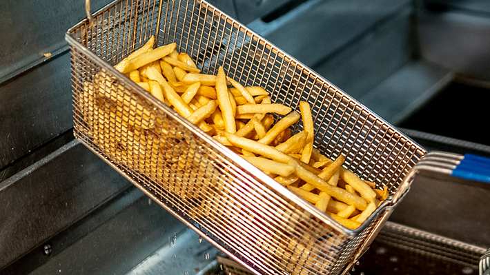 Pommes auf der Fritteuse - Foto: iStock / FG Trade