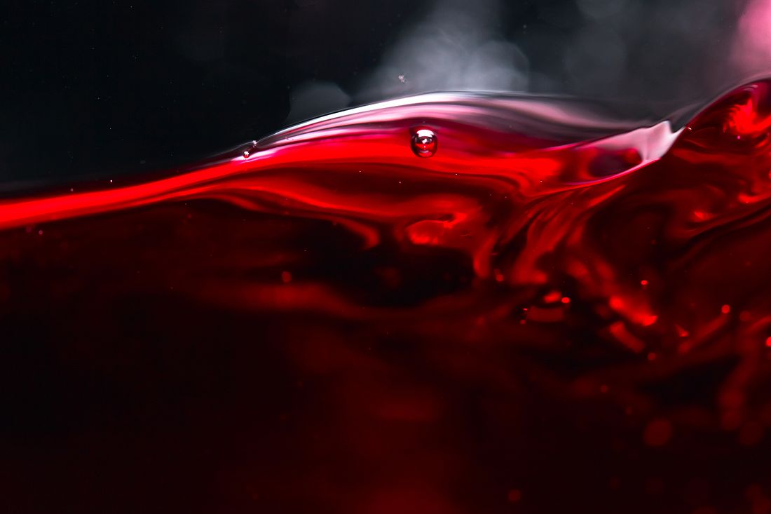 Fehler beim Winzer: Italienisches Dorf jubelt über Rotwein aus Wasserhähnen Rotwein vor schwarzem Hintergrund
