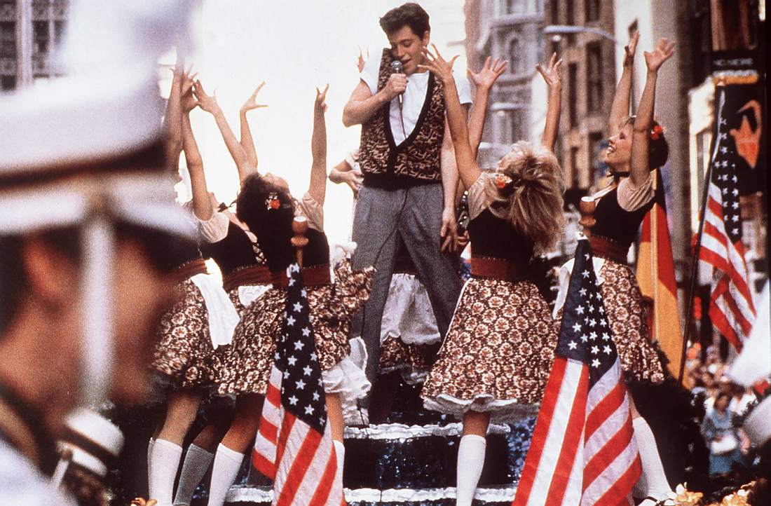 Ferris macht blau Ferris Bueller singend auf einem Paradewagen