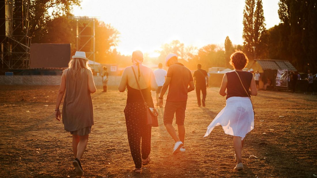Festival-Stimmung beim Sonnenuntergang