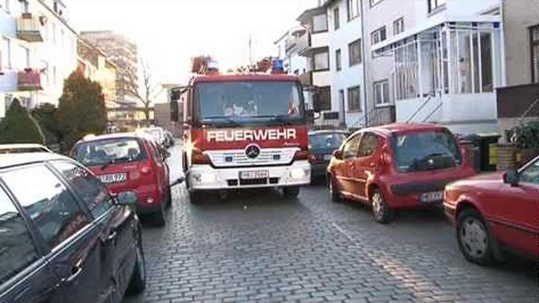 Dass die Feuerwehr nicht unbedingt zimperlich mit falsch geparkten Autos umgeht, zeigt ein YouTube-Video
