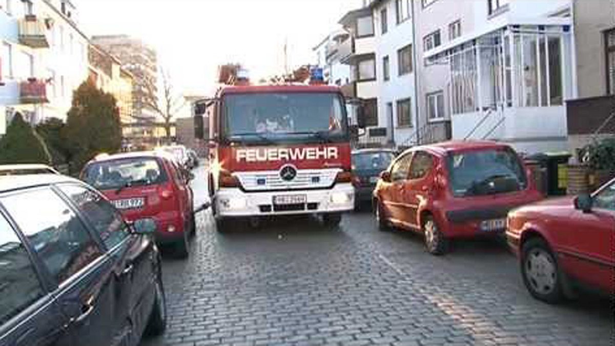 Dass die Feuerwehr nicht unbedingt zimperlich mit falsch geparkten Autos umgeht, zeigt ein YouTube-Video