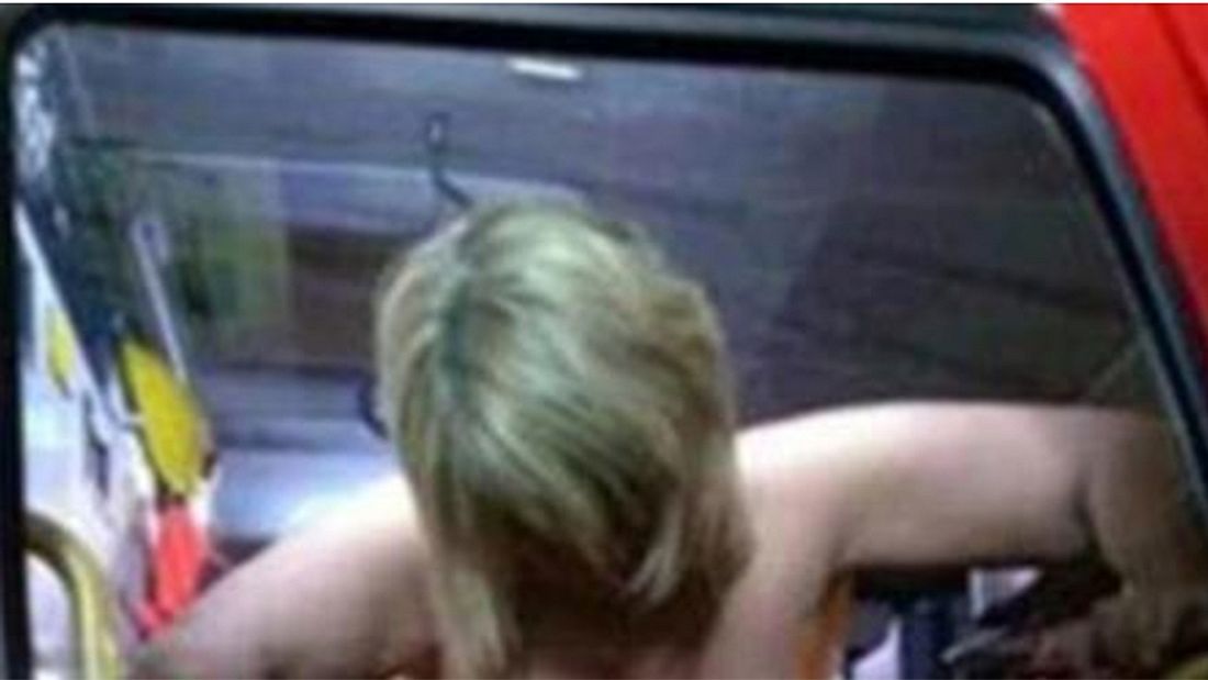 Zeigt dieses Foto zwei Personen beim Sex in einem Einsatzwagen der Feuerwehr von Manchester Sex-Skandal bei der Feuerwehr von Manchester: Zwei Personen hatten offenbar Sex in einem Wagen und ließen sich dabei fotografieren