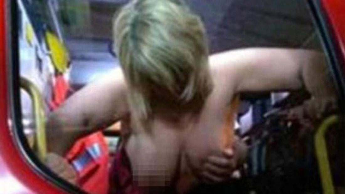 Sex-Skandal bei der Feuerwehr von Manchester: Zwei Personen hatten offenbar Sex in einem Wagen und ließen sich dabei fotografieren