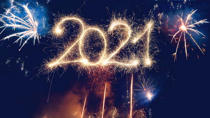 Silvester 2021 mit Feuerwerk und Böllern - Foto: iStock/kamisoka