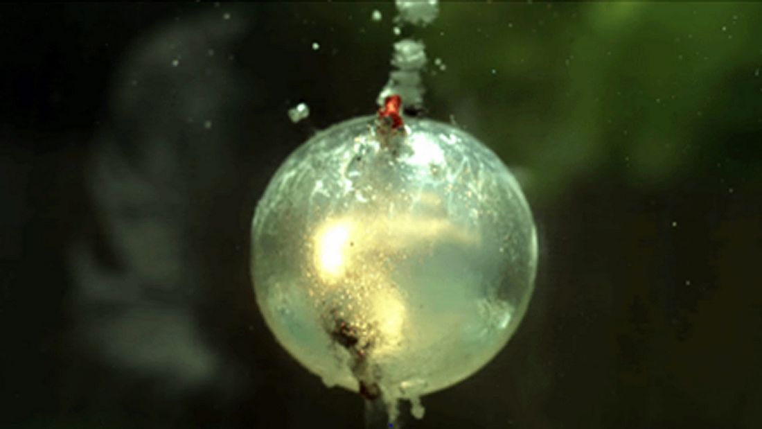 YouTube-Hit: So sieht eine Feuerwerks-Explosion unter Wasser in 120.000 Frames pro Sekunde aus So sieht es aus, wenn ein Feuerwerk unter Wasser explodiert