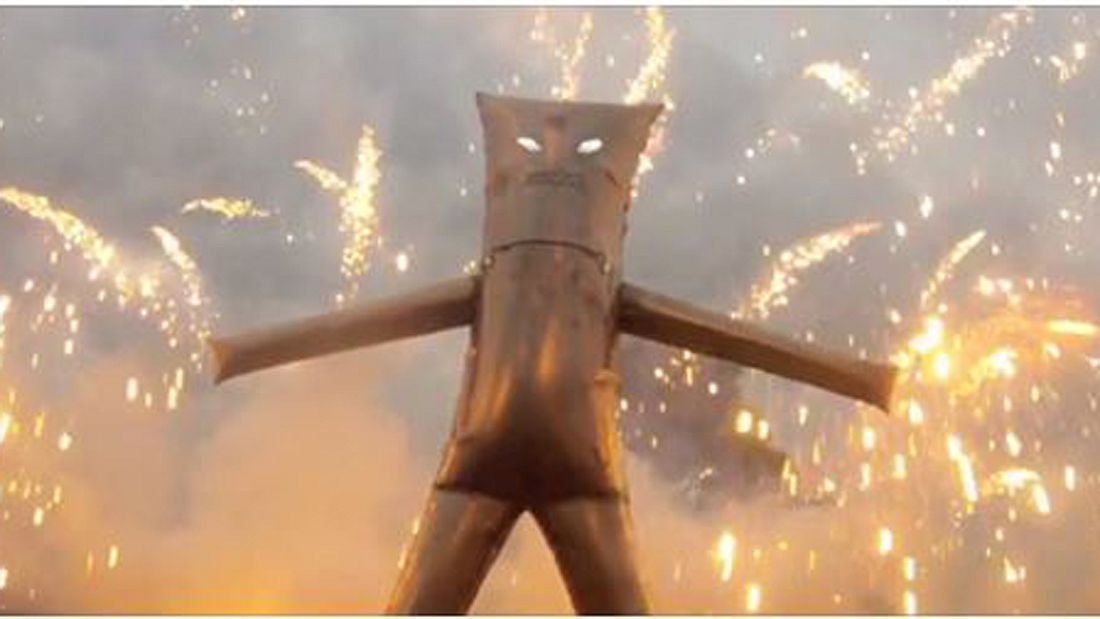 Video: Feuerteufel tanzt inmitten eines Böller-Infernos