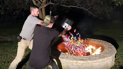 Das passiert, wenn man 1.000 Feuerzeuge in ein Lagerfeuer schmeißt - Foto: YouTube/OffTheRanch