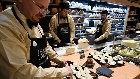 In der FICO Eataly World gibt es natürlich auch ganz viel Käse zum kosten - Foto: VINCENZO PINTO/getty images