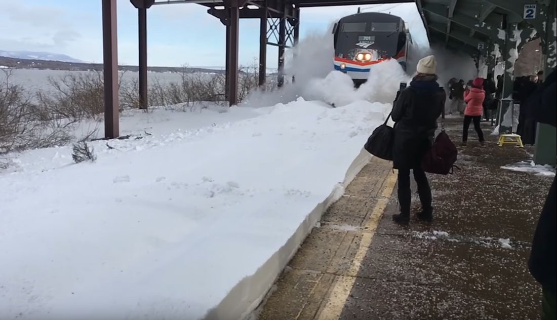 In New York wurden Wartende von eine Schneewand erfasst, die von einem einfahrenden Zug verursacht wurde