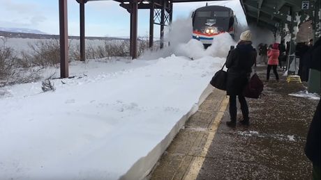 In New York wurden Wartende von eine Schneewand erfasst, die von einem einfahrenden Zug verursacht wurde - Foto: Screenshot YouTube / Nick Colvin