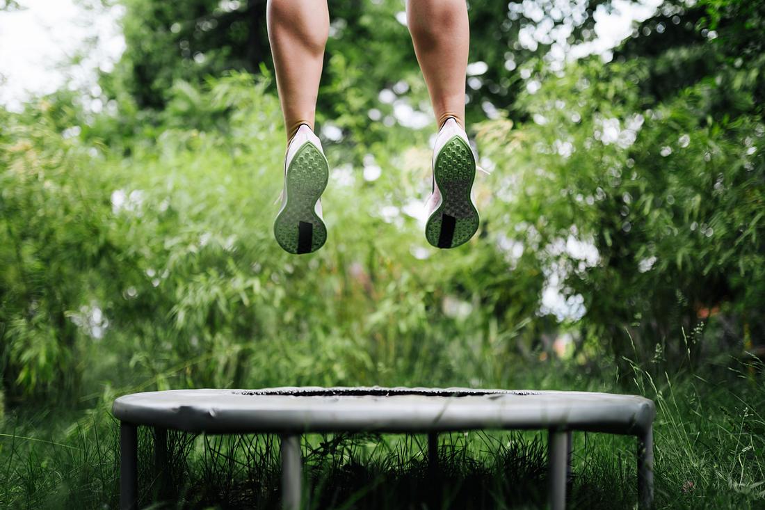 Wie wäre es mit einem Training auf dem Fitness Trampolin im Garten? Das Fitness-Trampolin kann auch im Außenbereich genutzt werden