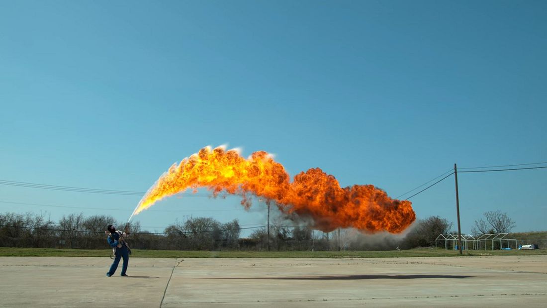 Ein Flammenwerfer wird in 4k-Slow-Motion aufgenommen