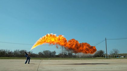 Ein Flammenwerfer wird in 4k-Slow-Motion aufgenommen - Foto: YouTube/TheSlowMoGuys