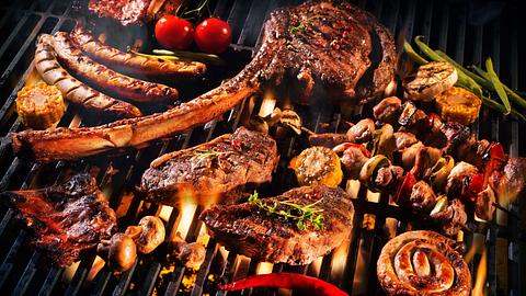 Fleisch auf dem Grill - Foto: iStock / AlexRaths