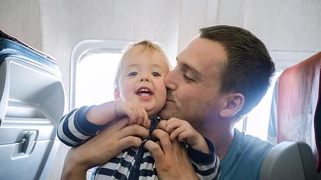 Fliegen mit Baby  - Foto: iStock / Demkat