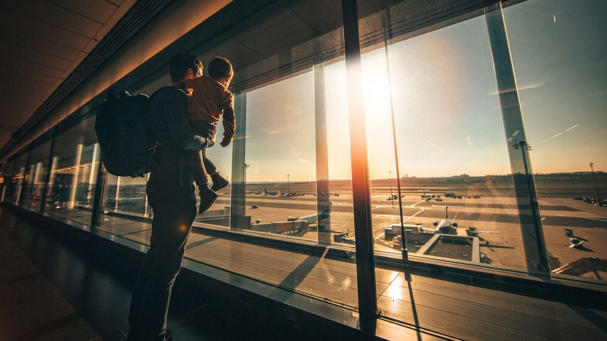 Baby an Bord: Tipps für stressfreie Flugreisen mit Kind - Foto: iStock / AleksandarNakic