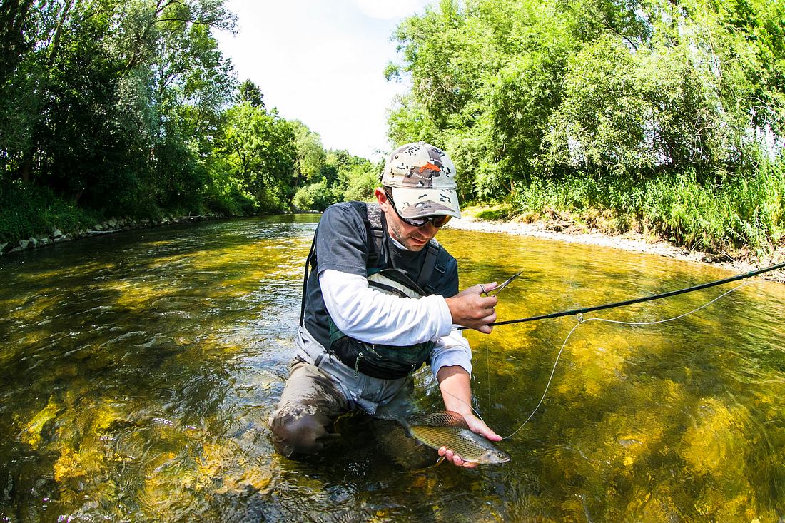 Fliegenfischen an der Wertach Angler im Fluss