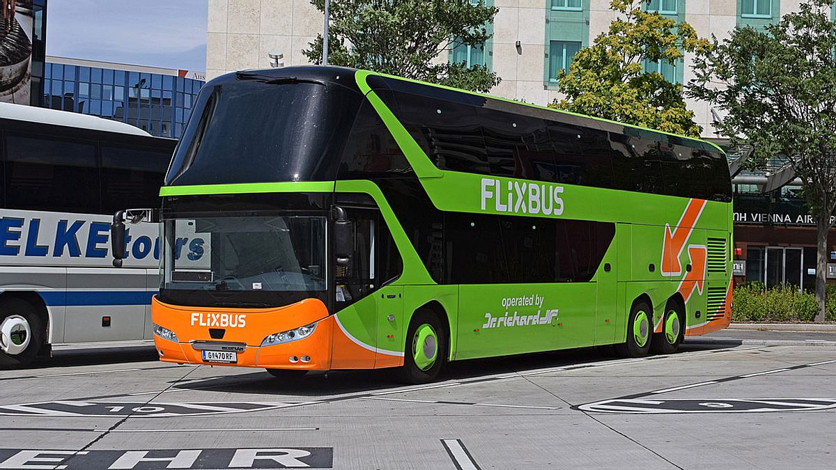 Flixbus: mann masturbiert neben Frau (Symbolfoto).