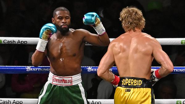 Floyd Mayweather und Logan Paul - Foto: IMAGO / MediaPunch