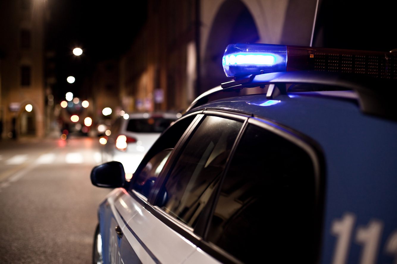 Polizeifahrzeug in der Nacht