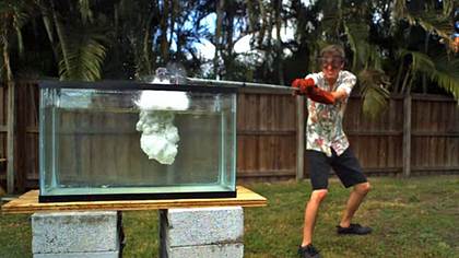 Das passiert, wenn man Flüssigsalz in ein Aquarium schüttet - Foto: YouTube/TheBackyardScientist