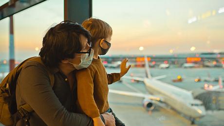 Vater und Sohn am Flughafen - Foto: iStock/ArtMarie