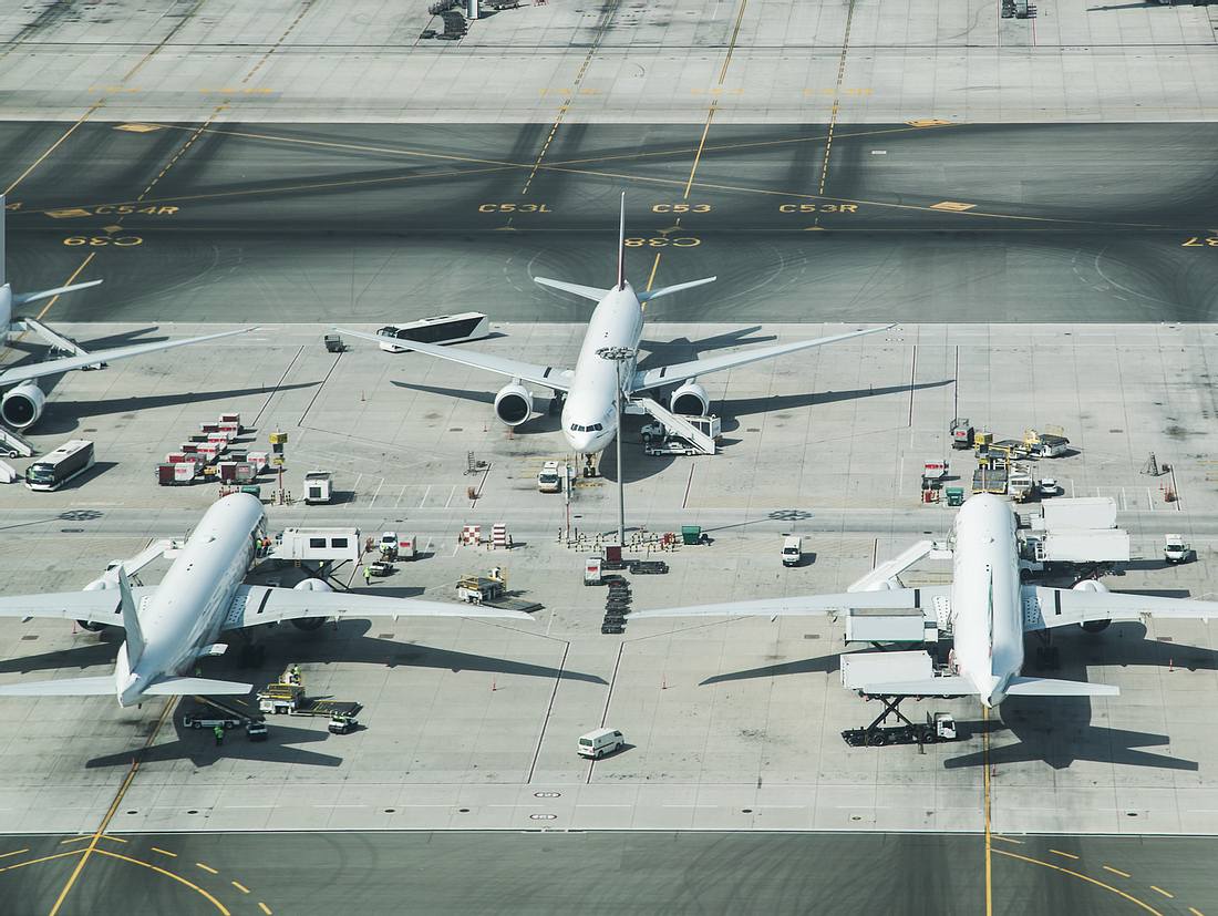 Flugzeuge parken im Flughafen 
