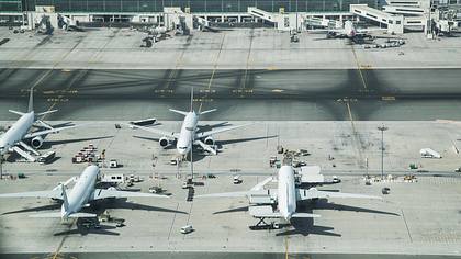 Flugzeuge parken im Flughafen  - Foto: iStock / Jag_cz