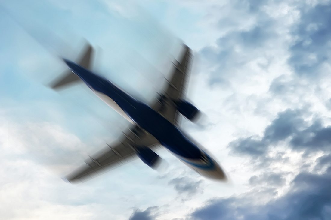 Flugshow zu Ehren von Corona-Helfern endet im Todesdrama Flugzeug im Himmel unscharf dargestellt