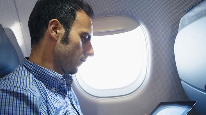 Während Start und Landung muss die Fensterblende im Flugzeug immer offen sein – aber warum ist das so? - Foto: istock / franckreporter 