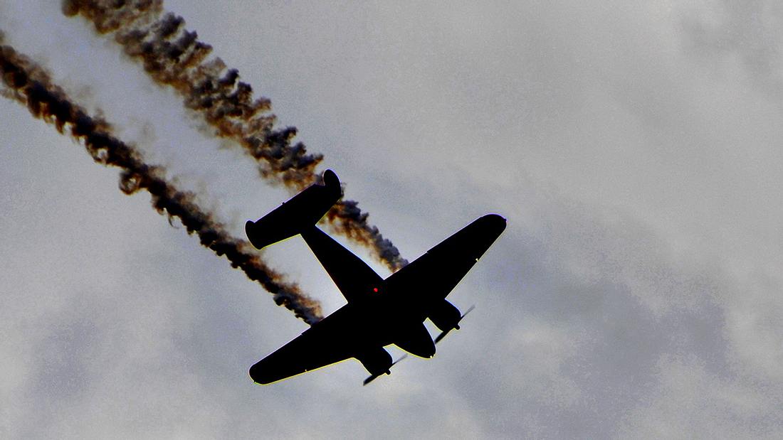 Übel: Flugzeug stürzt bei Flugschau vor Publikum ab Übel: Flugzeug stürzt bei Flugschau vor Publikum ab
