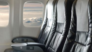 Flugzeugsitze - Foto: iStock/Csondy