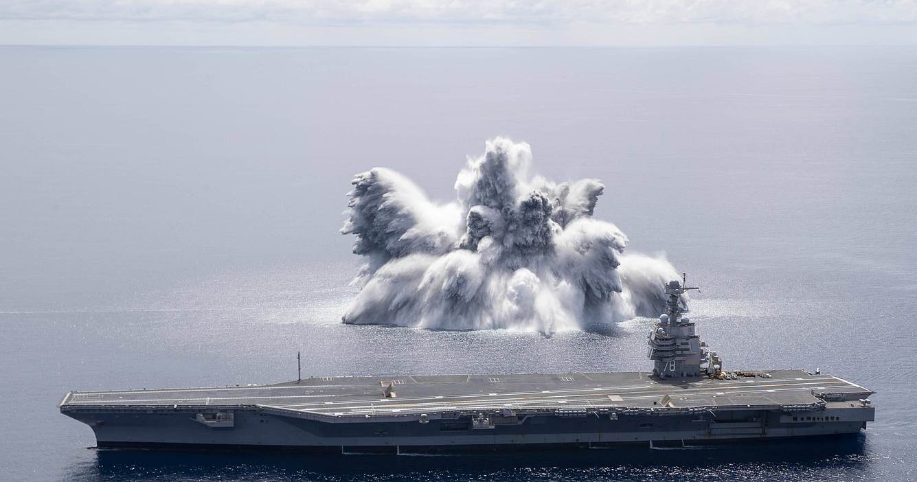 Mega-Explosion neben einem Flugzeugträger