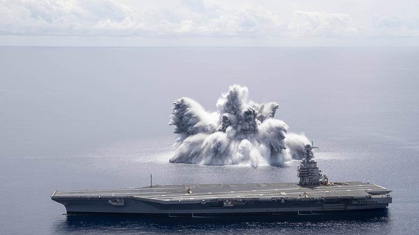 Mega-Explosion neben einem Flugzeugträger - Foto: IMAGO / Cover-Images