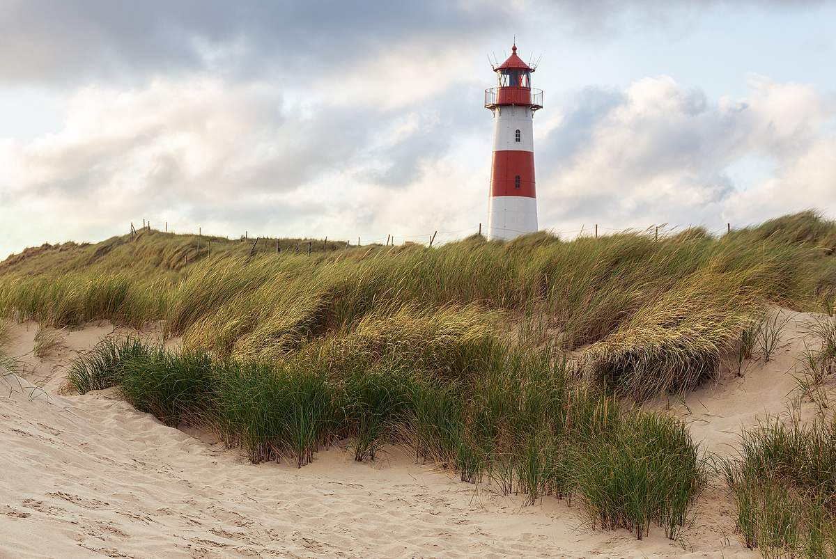 Nordsee-Strand mit Leuchtturm