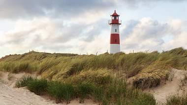Nordsee-Strand mit Leuchtturm - Foto: iStockK/Lightboxx