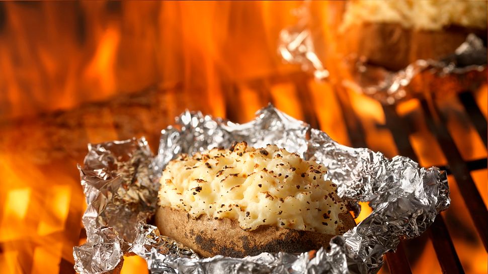 Folienkartoffel auf dem Grill - Foto: iStock/LauriPatterson