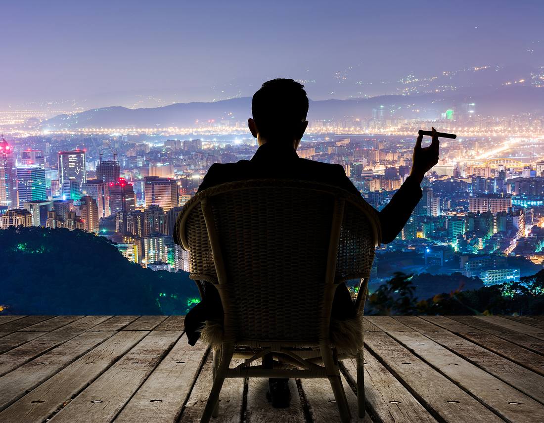 Forbes-Liste: Die 10 reichsten Menschen der Welt Mann mit Zigarre vor Panorama-Ausblick