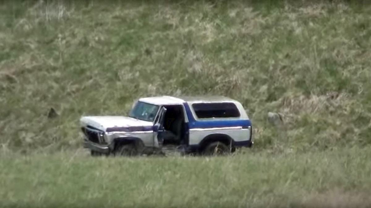 Ein Mann schießt auf einen Ford Bronco mit 14 Kilogramm Tannerite 