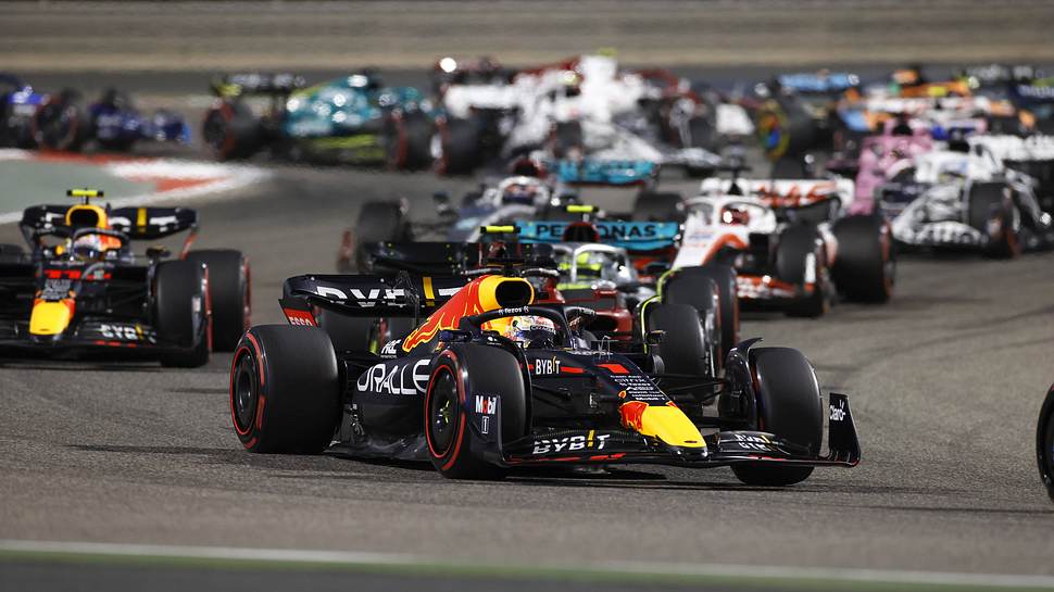 Formel-1-Wagen während eines Rennens - Foto: IMAGO / PanoramiC
