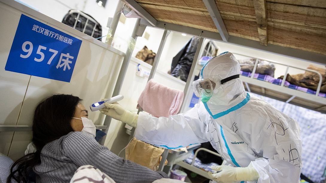 Patientin im Krankenhaus - Foto: Getty Images/ STR 